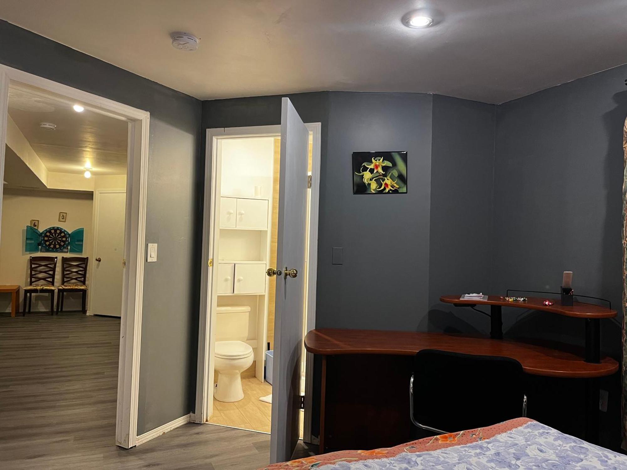 Hidden Valley New Basement Suite With Private Bathroom! Калґарі Екстер'єр фото